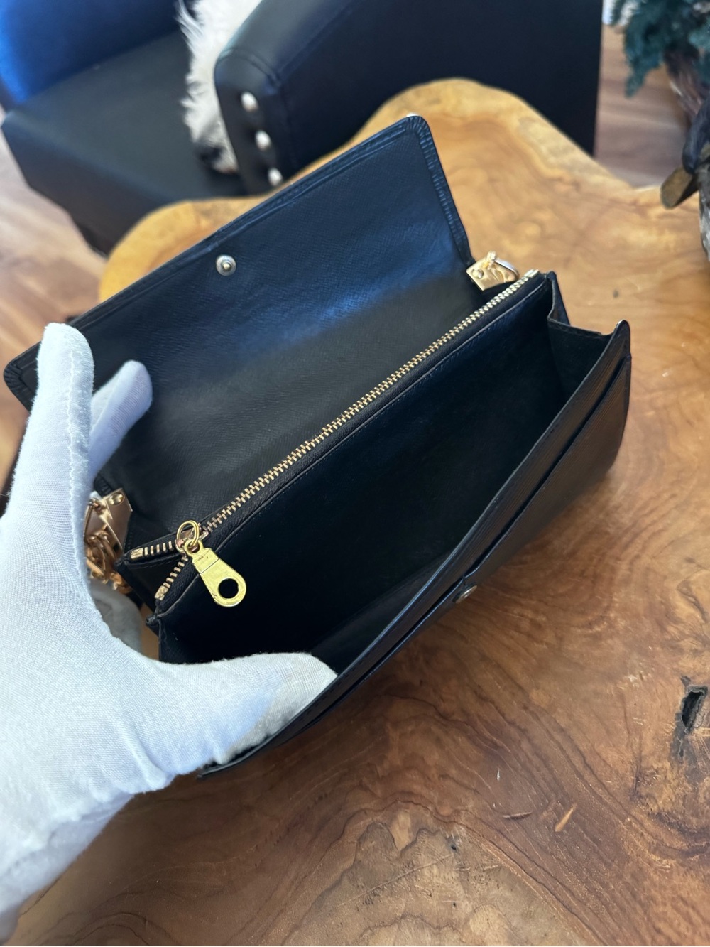 just in 🔥 Louis Vuitton Black EPI wallet converted Crossbody - Picture 12 of 17